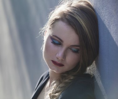 düşünceli sarışın kadın