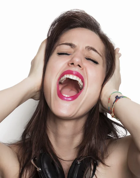 Menina cobrindo ouvidos e cantando — Fotografia de Stock