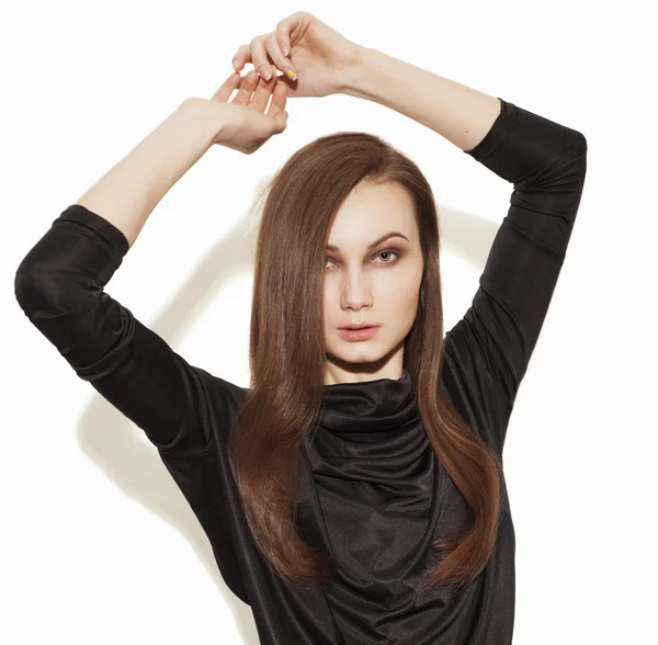 Model dragen zwarte jurk en poseren — Stockfoto