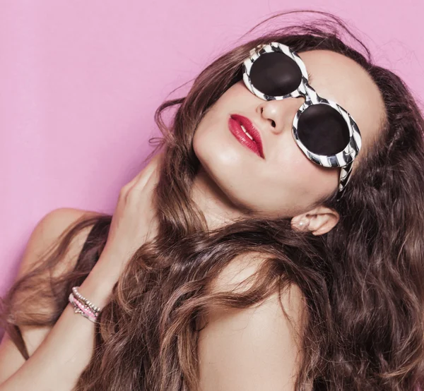 Mujer con hermoso cabello usando gafas de sol y posando —  Fotos de Stock