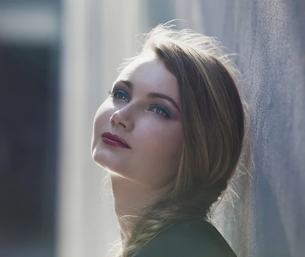 Mujer rubia sonriendo en la ciudad — Foto de Stock