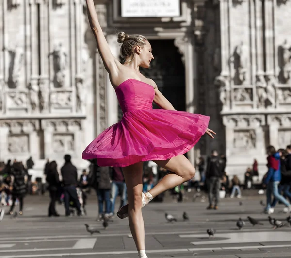 Hermosa bailarina vestida de rosa en Milán — Foto de Stock