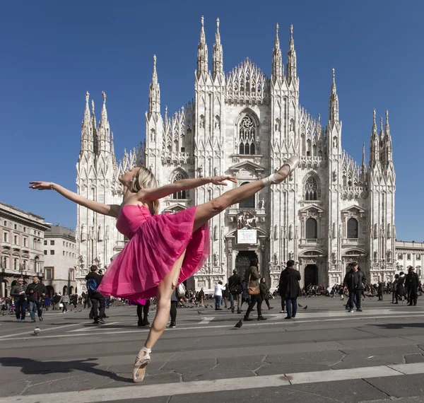 Krásné tanečnice nosí růžové šaty v Miláně náměstí — Stock fotografie