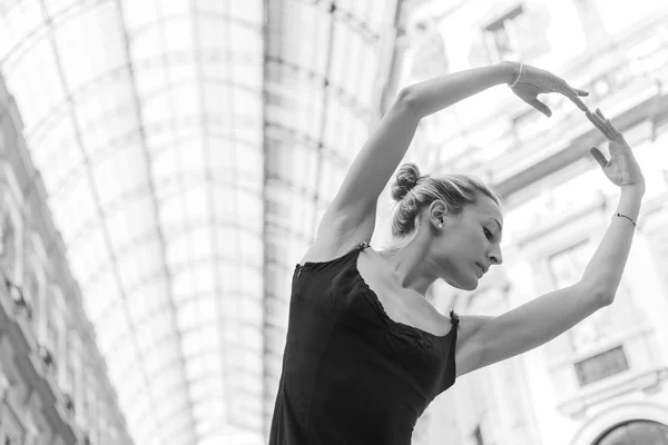 Beautiful elegant girl dancing in the city black and white — Stock Photo, Image