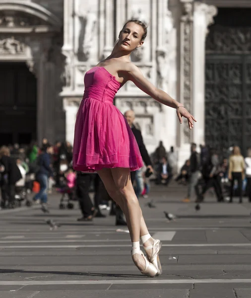 Bailarina clásica cerca de la Plaza de la Catedral de Milán — Foto de Stock