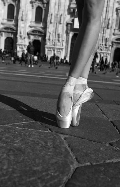 Zapatillas bailarinas en la ciudad verticales en blanco y negro —  Fotos de Stock