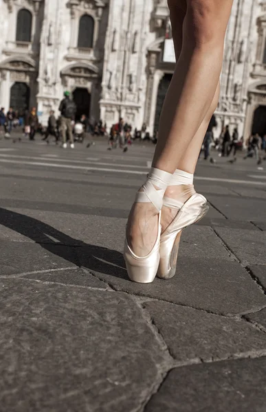 Dancer shoes in the city vertical — Stock Photo, Image