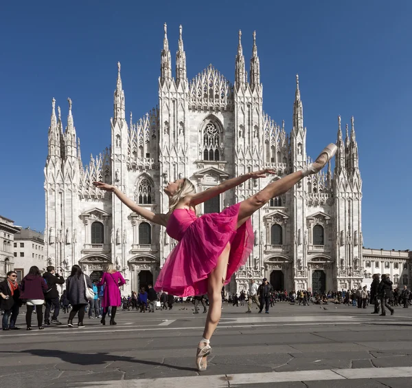 Dancer wearing pink dress in Milan Cathedral Square — Stock Photo, Image