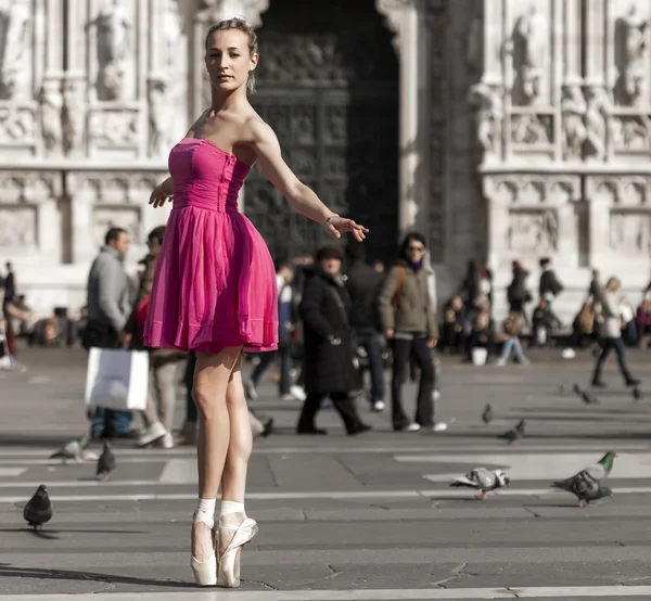 Chica bailando cerca de la Plaza de la Catedral de Milán y mirando — Foto de Stock