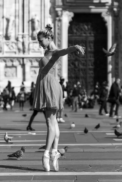 Chica bailando cerca de la Plaza de la Catedral de Milán blanco y negro — Foto de Stock