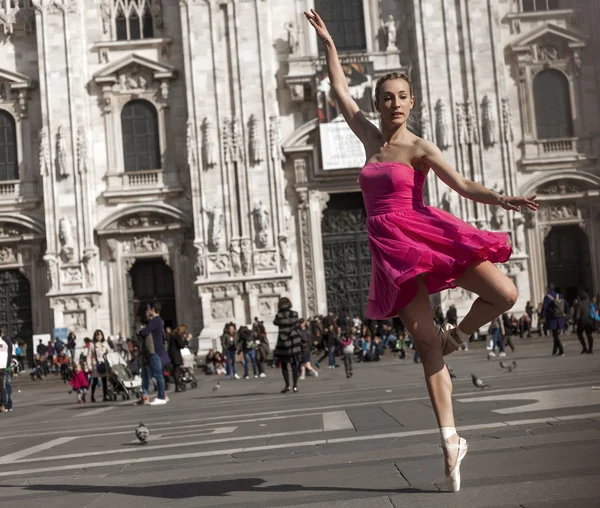 Pretty classical dancer performing in Milan — Stock Photo, Image