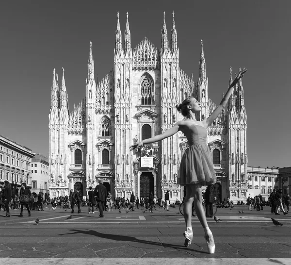 Pretty dancer performing in Milan Cathedral Square black and whi — Stock Photo, Image