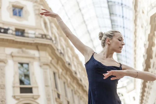 Pretty dancer performing in the city — Stock Photo, Image