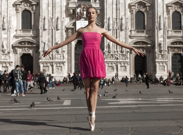 Bailarina bonita posando cerca de la Plaza Catedral de Milán — Foto de Stock