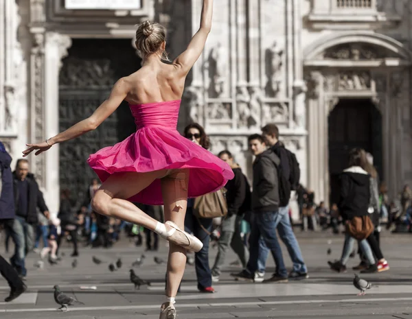 Beautiful classical dancer performing in Milan — Stock Photo, Image