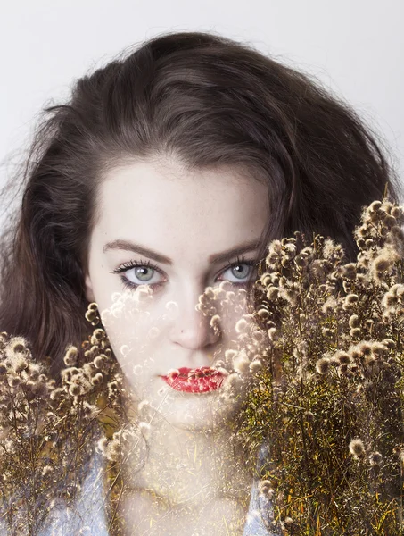 Dubbele blootstelling van meisje met prachtige ogen en berg bloemen — Stockfoto