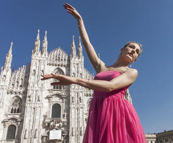 Beautiful and elegant classical dancer performing in Milan — Stock Photo, Image