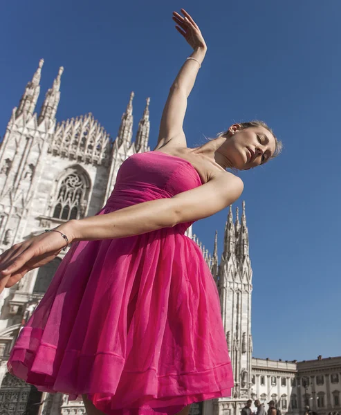 Hermosa y elegante bailarina clásica realizando — Foto de Stock