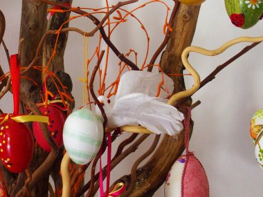 Ahşap ve dekore edilmiş yumurtalı Paskalya güvercin