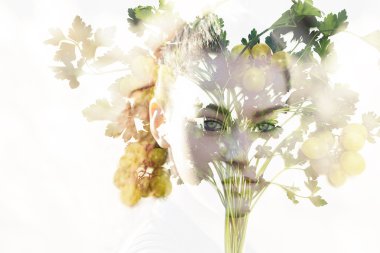 Üzüm ve güzel gözlü kız çift pozlama