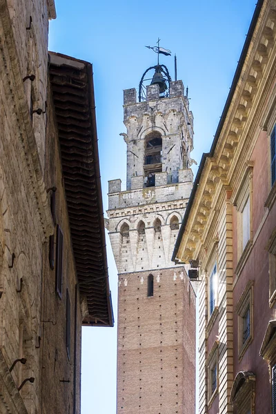 Látható az utcáról, Siena, Toscana Mangia torony — Stock Fotó