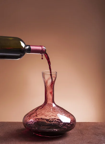 Red wine bottle pouring decanter — Stock Photo, Image