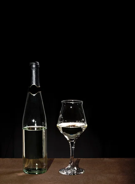Белая бутылка вина и наполненное вино — стоковое фото