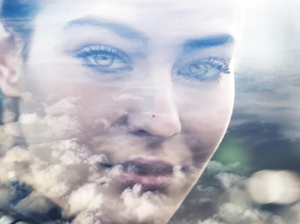 Dupla exposição da menina com olhos lindos e paisagem nublada — Fotografia de Stock