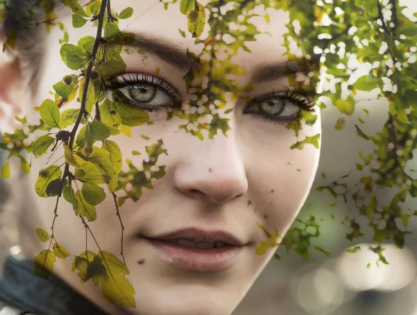 Dubbele blootstelling van meisje met prachtige ogen en groene bladeren — Stockfoto