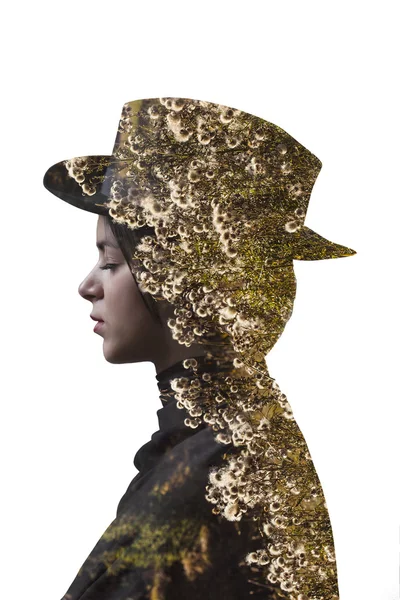 Dupla exposição da menina com chapéu e flores da montanha — Fotografia de Stock