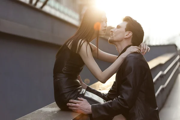 Hermosa pareja a la luz del sol —  Fotos de Stock