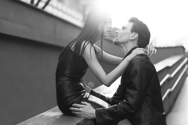 日光の白と黒の美しいカップル — ストック写真
