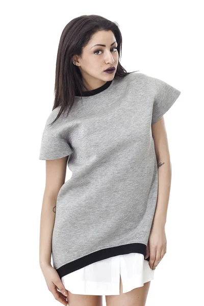 Schöne Frau trägt ein T-Shirt-Kleid und posiert — Stockfoto