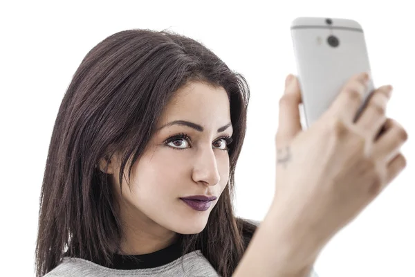 Mooie vrouw glimlachend en het nemen van een selfie — Stockfoto