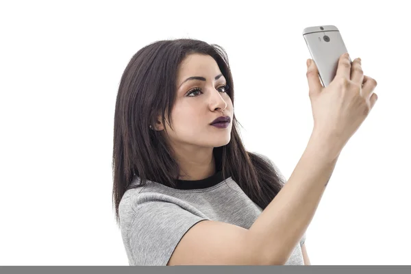 Hermoso retrato de mujer tomando una selfie — Foto de Stock