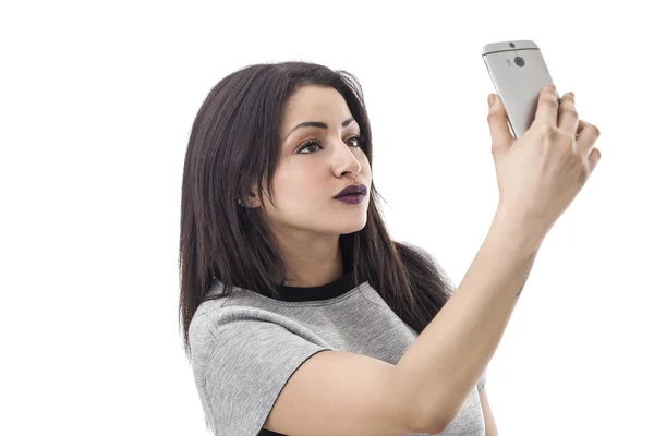 Hermoso retrato de mujer tomando una selfie — Foto de Stock