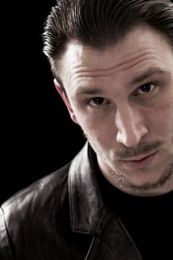 Yakışıklı ve seksi bir adam portre portre siyah arka plan üzerine