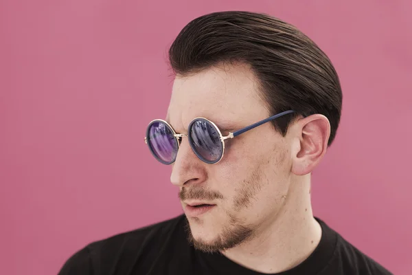 Gutaussehender Mann mit Sonnenbrille beim Blick zur Seite — Stockfoto