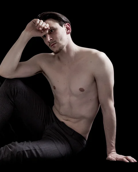 Homem nu-peito retrato sentado e pensando — Fotografia de Stock