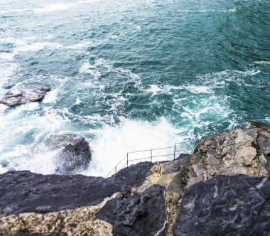 Uçurumun üzerinden hafif Deniz Manzaralı