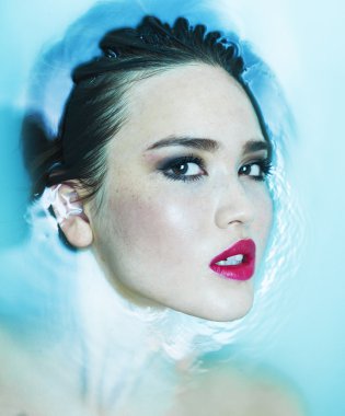 Güzel model portre küvette