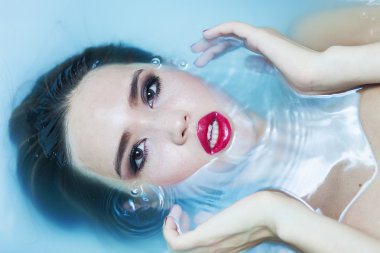 Muhteşem model portre küvette