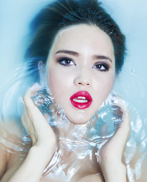 Beautiful model portrait in the bathtub wearing lipstick — Stock Photo, Image