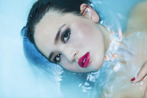 Closeup girl portrait in the bathtub wearing makeup — Stock Photo, Image