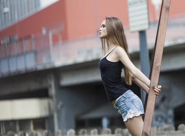 Krachtige portret van mooi meisje in de stad — Stockfoto