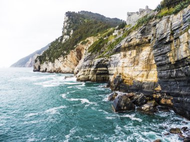 Güzel fırtınalı deniz ve kayalıklarla manzara