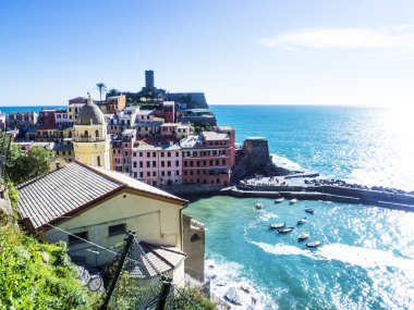Mavi deniz manzarası ve Cinque Terre belirti Liguria, İtalya