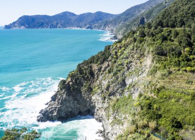 Mavi deniz manzarası ve kayalıklarla Liguria, İtalya