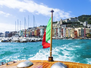 Ligurya Cinque Terre bakış deniz taşıtları ve İtalyan bayrağı