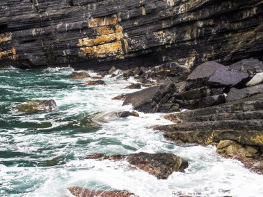 Fırtınalı denizde ve uçurumları ile manzara